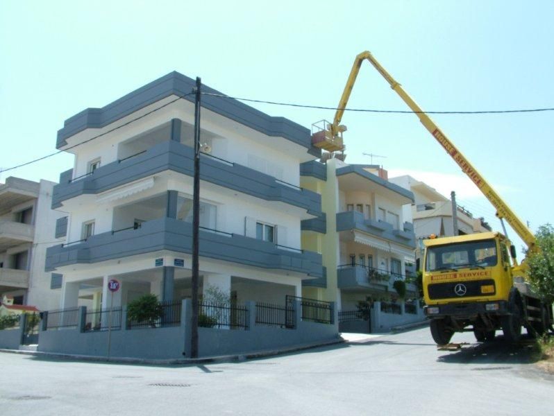 Επισκευές οπλισμού, μονώσεις τοίχων, χρωματισμός.