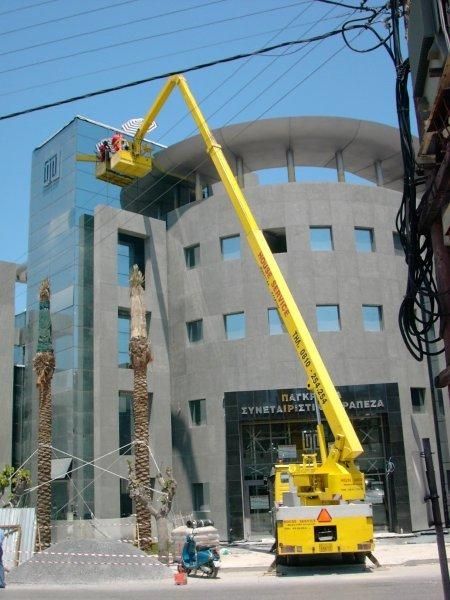 Αρχικός καθαρισμός και χρωματισμός μεταλλικής κατασκευής.