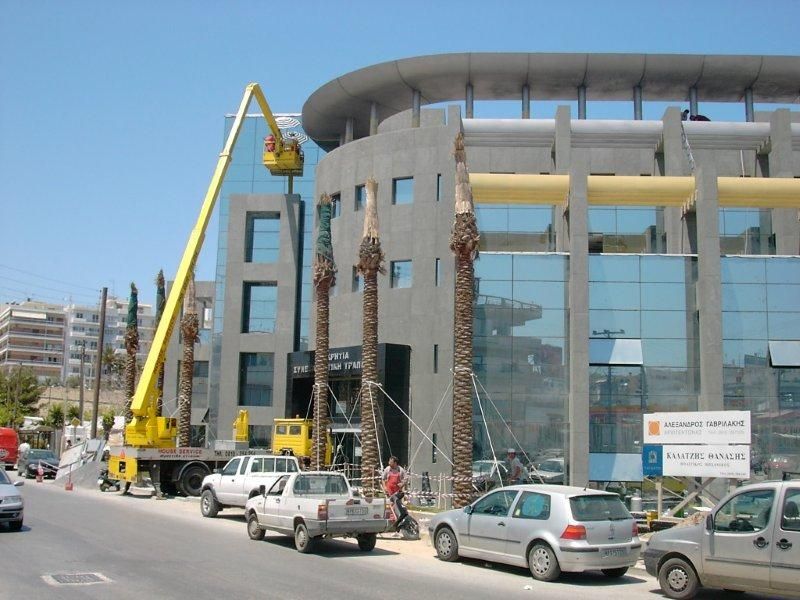 Αρχικός καθαρισμός και χρωματισμός μεταλλικής κατασκευής.