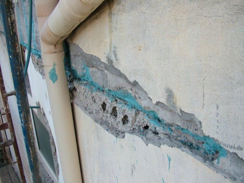 Επισκευές οπλισμού, μονώσεις τοίχων, χρωματισμός.