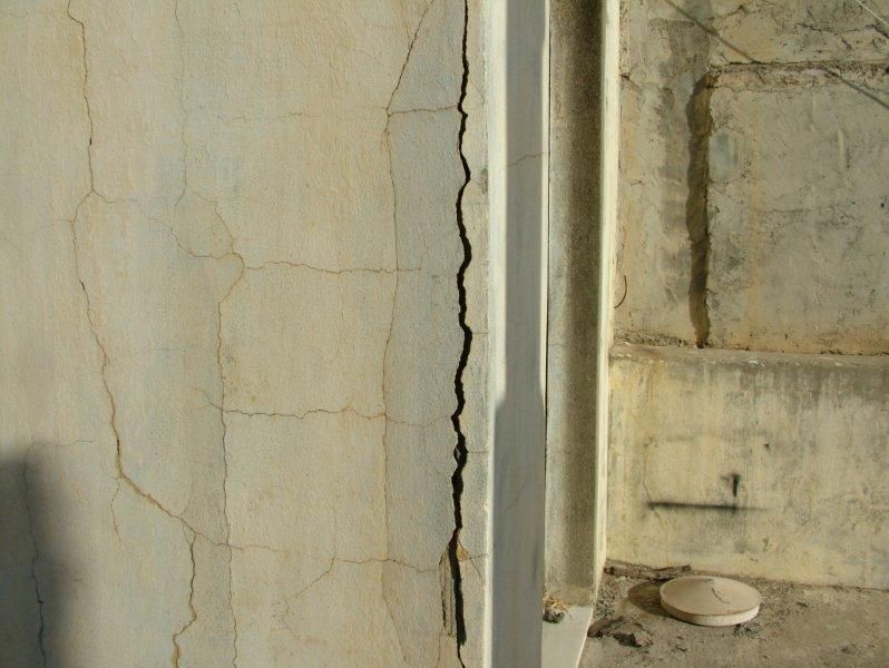 Επισκευές οπλισμού, μονώσεις τοίχων, χρωματισμός.