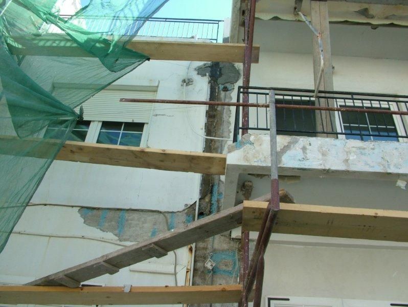 Επισκευές οπλισμού, μονώσεις τοίχων, χρωματισμός.