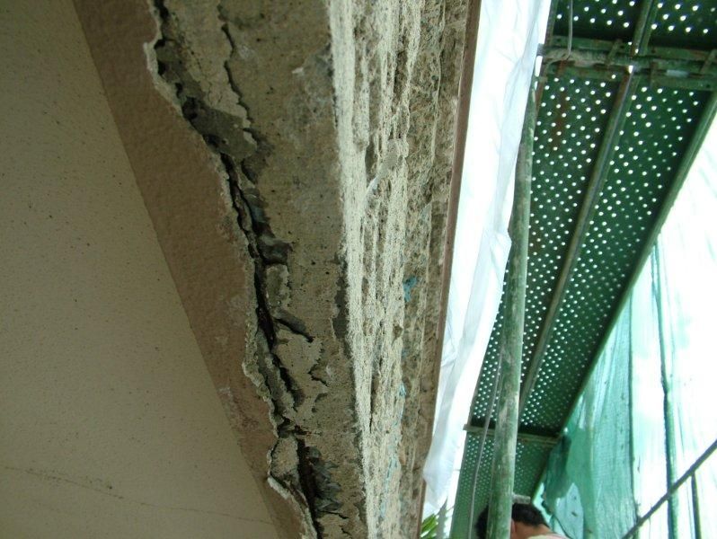 Επισκευές οπλισμού, μονώσεις τοίχων, χρωματισμός.