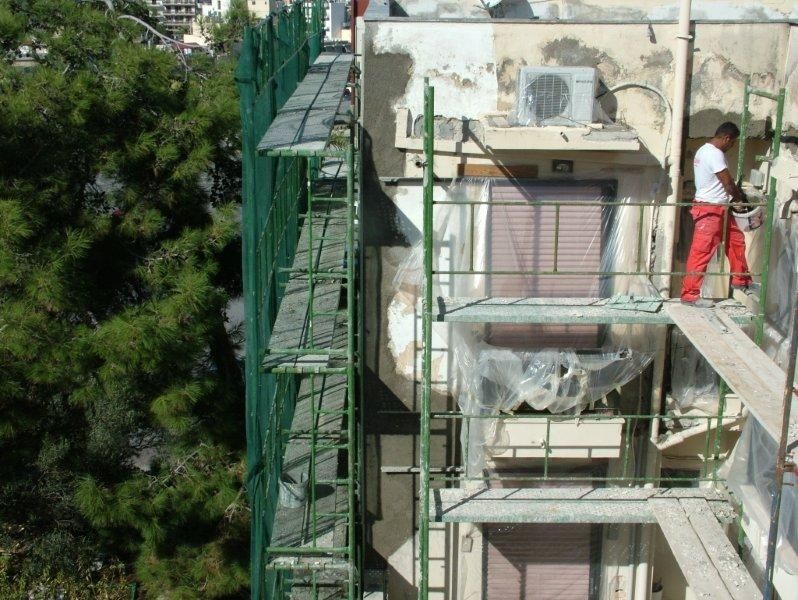Επισκευές οπλισμού, μονώσεις τοίχων, χρωματισμός.
