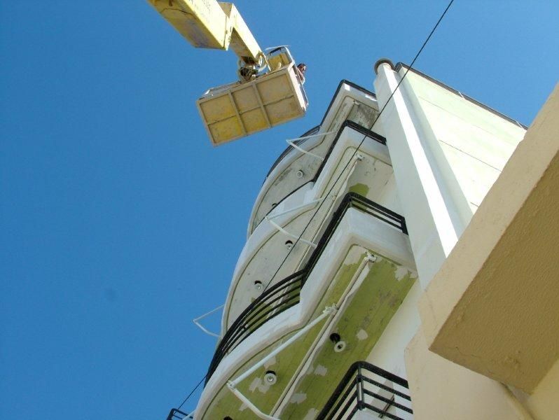 Επισκευές οπλισμού, μονώσεις τοίχων, χρωματισμός.