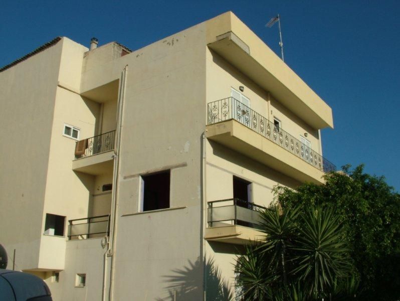 Επισκευές οπλισμού, μονώσεις τοίχων, χρωματισμός.
