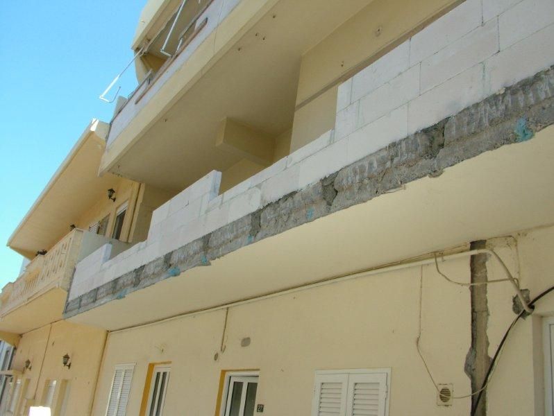 Επισκευές οπλισμού, μονώσεις τοίχων, χρωματισμός.