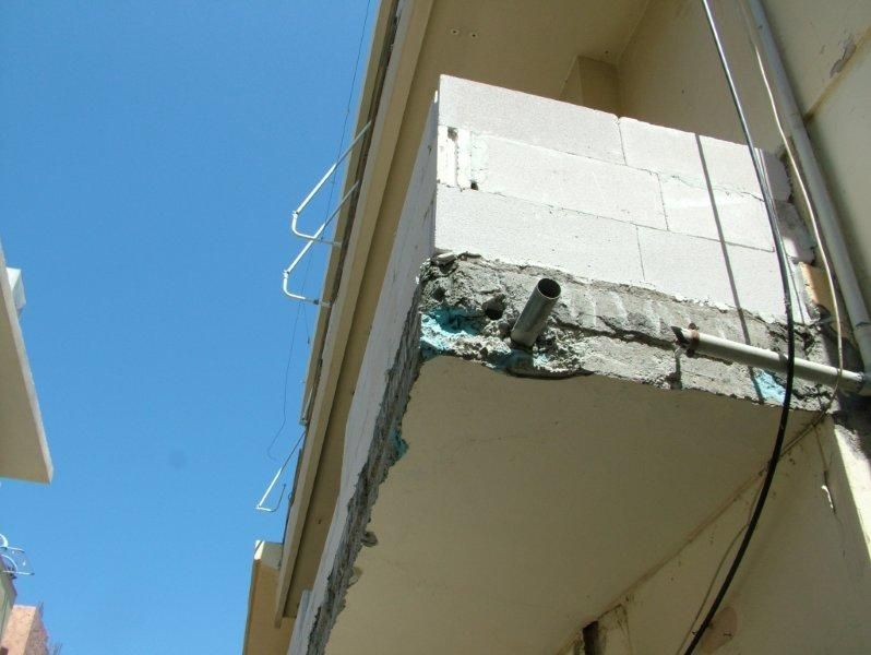Επισκευές οπλισμού, μονώσεις τοίχων, χρωματισμός.