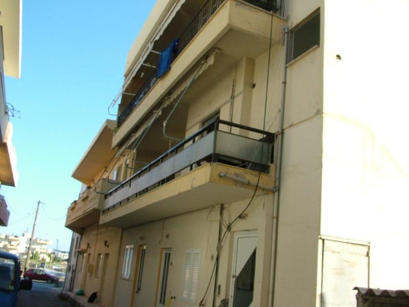 Επισκευές οπλισμού, μονώσεις τοίχων, χρωματισμός.