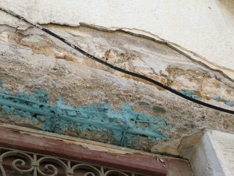 Επισκευές οπλισμού, πρόσοψης, χρωματισμός.