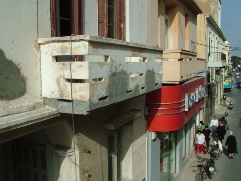 Επισκευές οπλισμού, πρόσοψης, χρωματισμός.