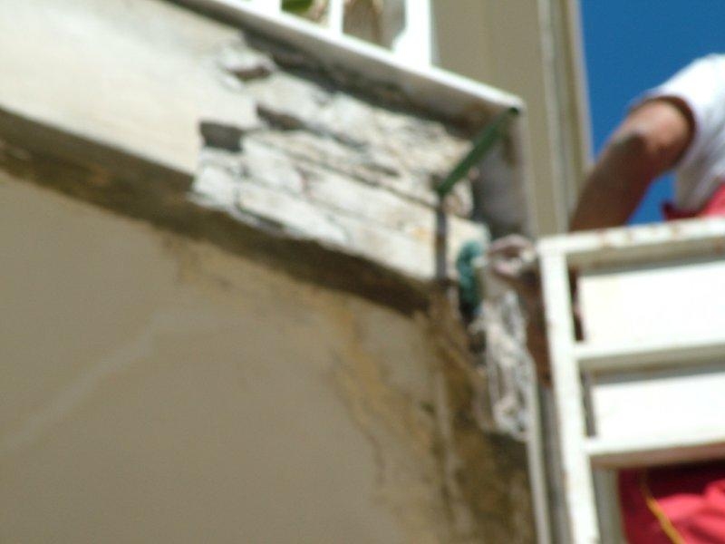 Επισκευές δυο μπαλκονιών στην πρόσοψη.