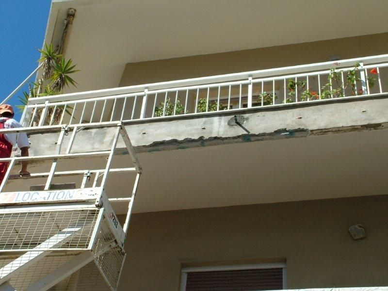 Επισκευές δυο μπαλκονιών στην πρόσοψη.