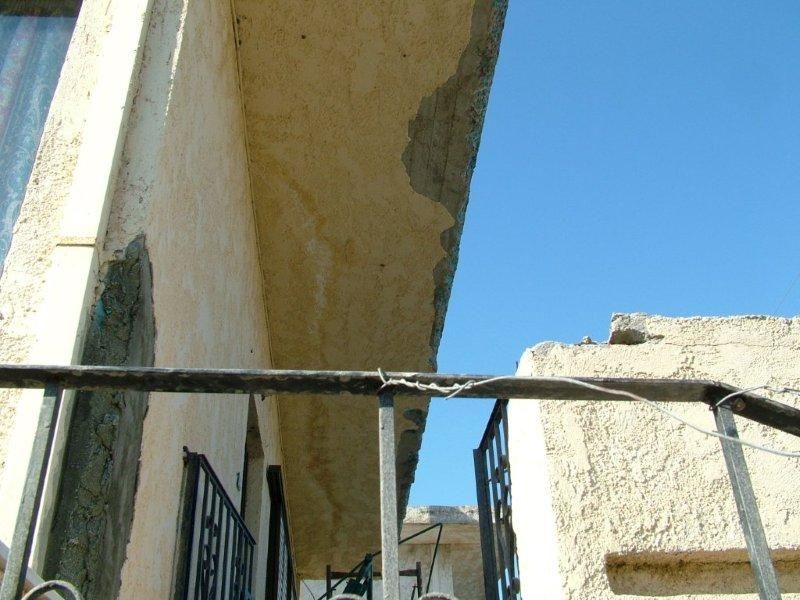 Επισκευές οπλισμού, μονώσεις τοίχων, χρωματισμός.