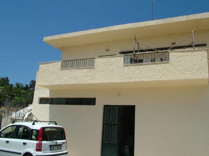 Επισκευές οπλισμού, μονώσεις τοίχων, χρωματισμός.
