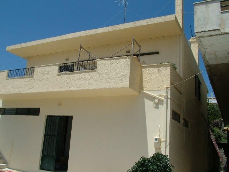 Επισκευές οπλισμού, μονώσεις τοίχων, χρωματισμός.