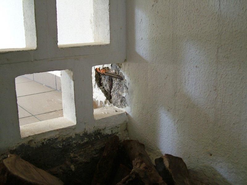 Επισκευές οπλισμού σε κολώνες και υγρομόνωση ταραστάς.